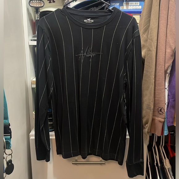 slightly worn hollister black long sleeve - Picture 2 of 2